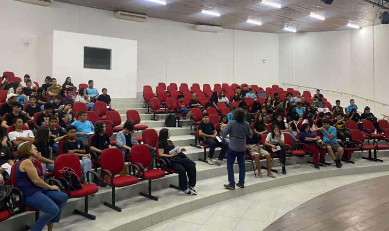 Alunos e profissionais da educação participam de evento de lançamento do projeto de eleição na rede