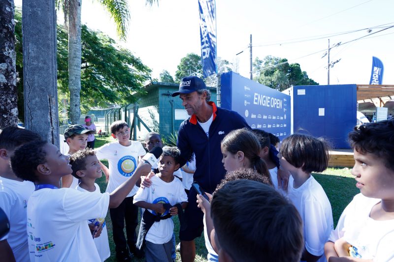 Rep&oacute;rter por um dia: o pequeno Nicolas teve a oportunidade de entrevistar o Guga – Foto: Luiz Candido/CBT/ND