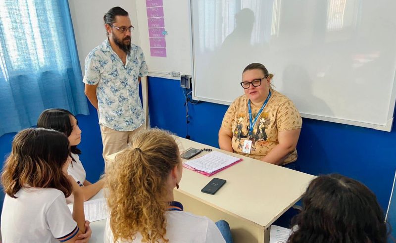 Alunas, enfermeira e professor participam da gravação do primeiro podcast do “Fala, Dona Ilka”