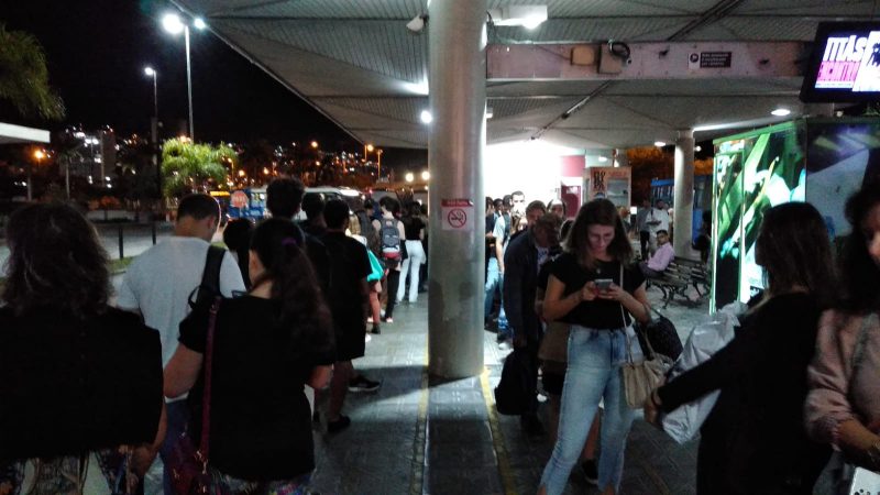 Fila no TICEN para &ocirc;nibus que leva ao TIRIO dava cerca de quatro voltas por volta das 19h. – Foto: Divulga&ccedil;&atilde;o/ND