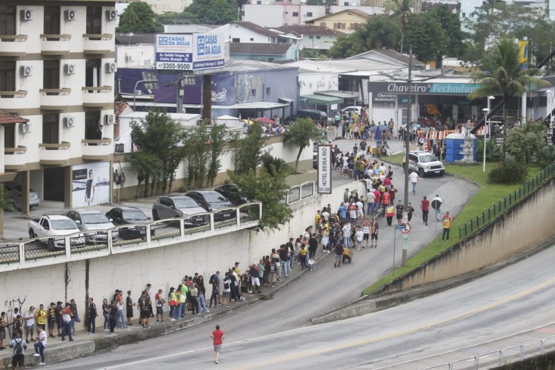 Longas filas se formaram do lado de fora do est&aacute;dio Augusto Bauer – Foto: Leo Munhoz/ND