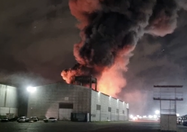 Ao todo, foram empenhados oito caminhões de combate ao incêndio e cerca de 20 bombeiros &#8211; Foto: Redes Sociais/Reprodução/ND