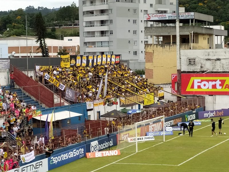 Torcida do Criciúma lota o setor visitante do estádio Augusto Bauer