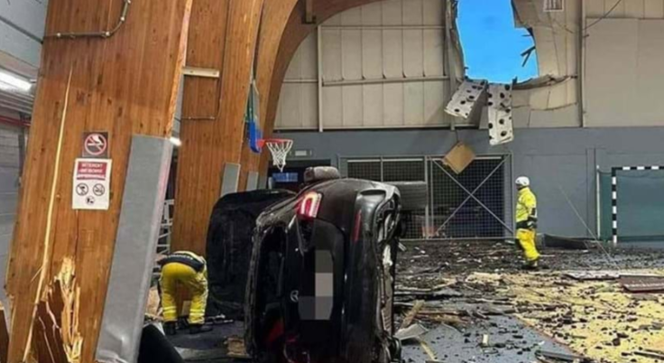 Fotos mostram estado do carro de jogador que invadiu gin&aacute;sio ap&oacute;s voar – Foto: Twitter