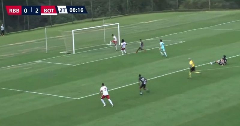 VÍDEO: Zagueiro Se 'enrola' E Faz Gol Contra Mais Bizarro Do Ano