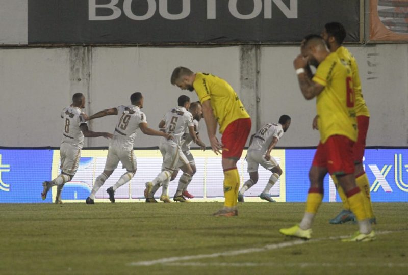 Jogadores do Criciúma comemoram o gol do título catarinense de 2023