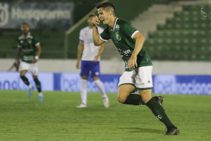 Matheus Barbosa comemora golaço contra o Avaí