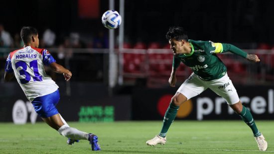 Belo gol do Arsenal! Triangulação pelos lados, atrai adversário e infi