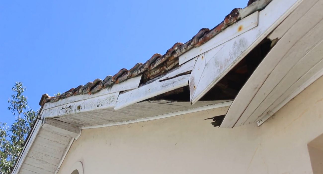 Roofs are crumbling and floors and walls are worn out in houses scattered across Santa Teresa - Jonata Machado / NDTV reproduction