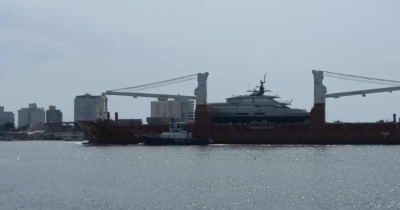 Super iate a bordo de navio chamou a aten&ccedil;&atilde;o de quem passava pelo local – Foto: Reprodu&ccedil;&atilde;o/ND