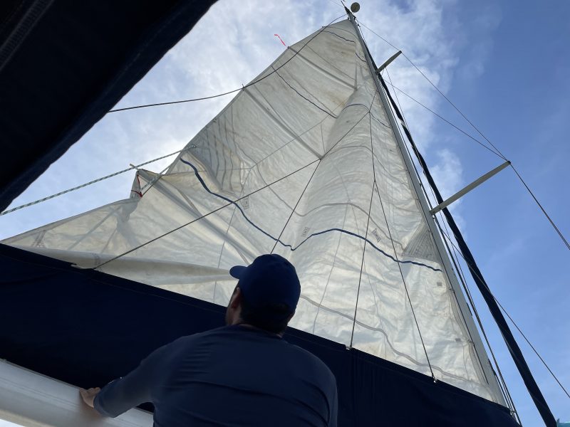 O vento &eacute; quem guia os veleiros pelo trajeto na &aacute;gua – Foto: Kassia Salles/ND