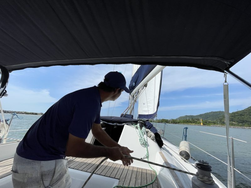 Anderson ajuda a controlar os barcos com a experi&ecirc;ncia de anos em alto mar – Foto: Kassia Salles/ND