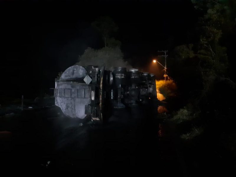 Caminh&atilde;o com 20 mil litros de combust&iacute;vel explode em chamas e mulher escapa da morte em SC – Foto: CBMSC/Divulga&ccedil;&atilde;o/ND