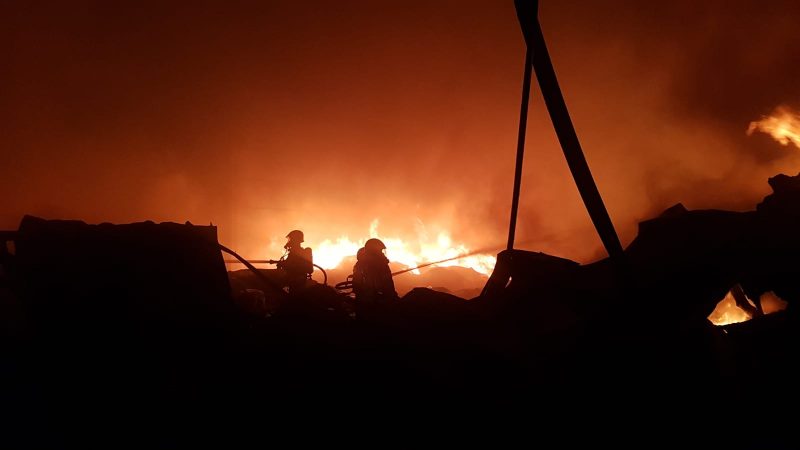 Galp&atilde;o atingido por inc&ecirc;ndio fica completamente destru&iacute;do em Itaja&iacute; – Foto: Corpo de Bombeiros/Divulga&ccedil;&atilde;o/ND