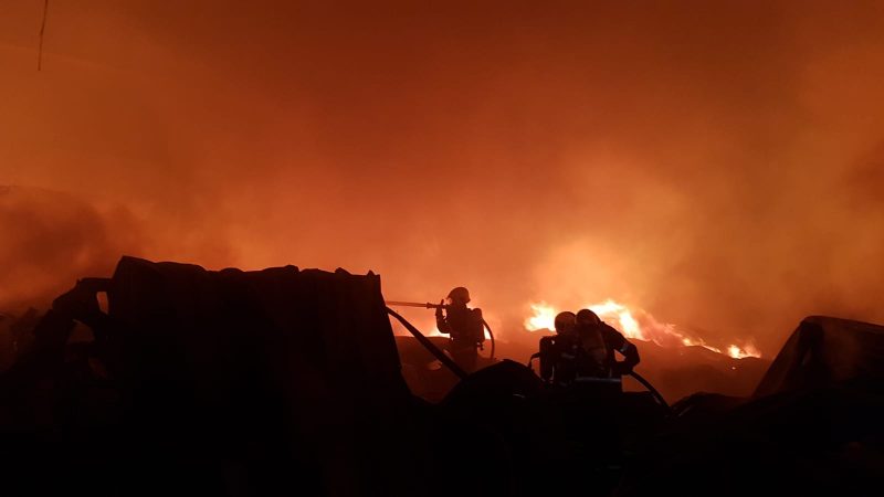 Combate a inc&ecirc;ndio em galp&atilde;o dura mais de 15 horas em Itaja&iacute; – Foto: Corpo de Bombeiros de Itaja&iacute;/Divulga&ccedil;&atilde;o/ND