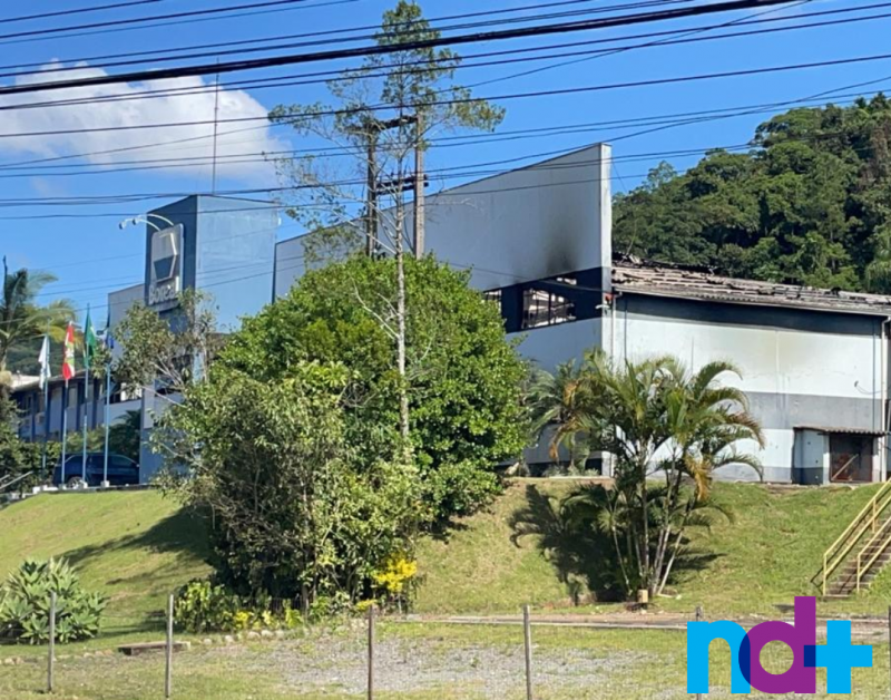 Empresa estava vazia no momento do acidente e ningu&eacute;m ficou ferido – Foto: Felipe Bambace/NDTV