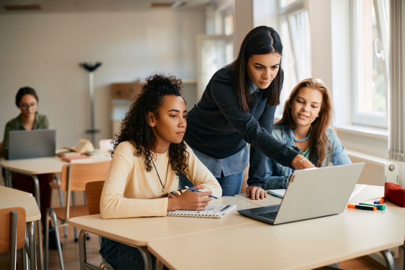 Enquanto os alunos desfrutam do ambiente escolar, é importante conferir as recomendações expostas na cartilha do MEC