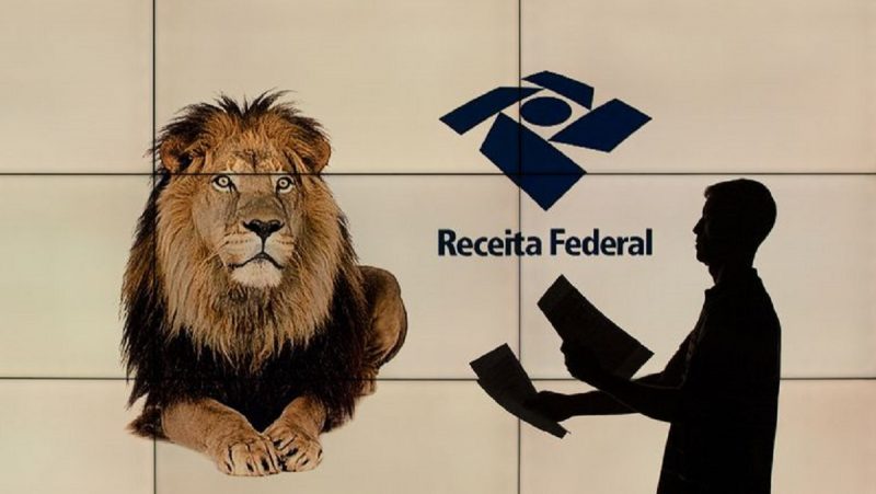 foto mostra leão, símbolo da declaração do imposto de renda, ao lado da logo da receita federal