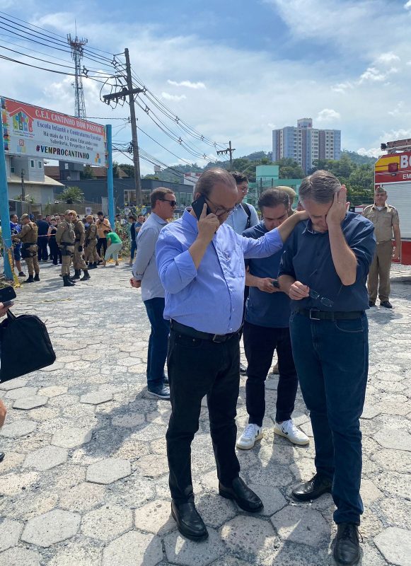 Governador Jorginho Mello solidariza-se com o prefeito M&aacute;rio Hildebrandt, inconsol&aacute;vel com a trag&eacute;dia, na frente da Creche – Foto: Rog&eacute;rio de LIma