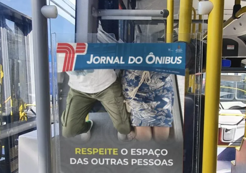 FOTO: Empresa cola cartaz em ônibus mandando passageiros fechar as pernas