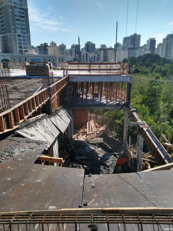 Laje despencou enquanto trabalhadores atuavam na obra – Foto: Bombeiros/Reprodução