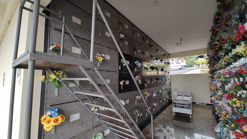 L&aacute;pides foram fechadas no cemit&eacute;rio vertical com diversas flores – Foto: Lucas Adriano/ND