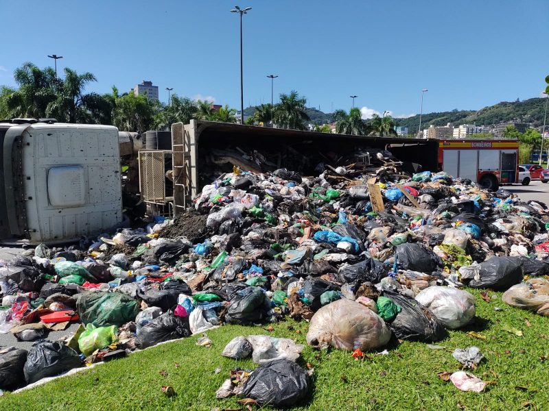 VÍDEO: Caminhão com 35 toneladas de lixo tomba em Florianópolis e interdita trânsito