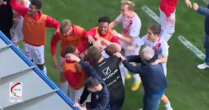 Goleiro engana o pr&oacute;prio zagueiro e leva gol bizarro – Foto: Calcio/Divulga&ccedil;&atilde;o