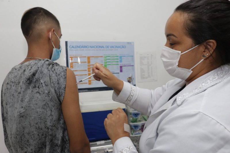 Blumenau inicia aplica&ccedil;&atilde;o da vacina bivalente em pessoa com comorbidades – Foto: Marcelo Martins / Reprodu&ccedil;&atilde;o ND