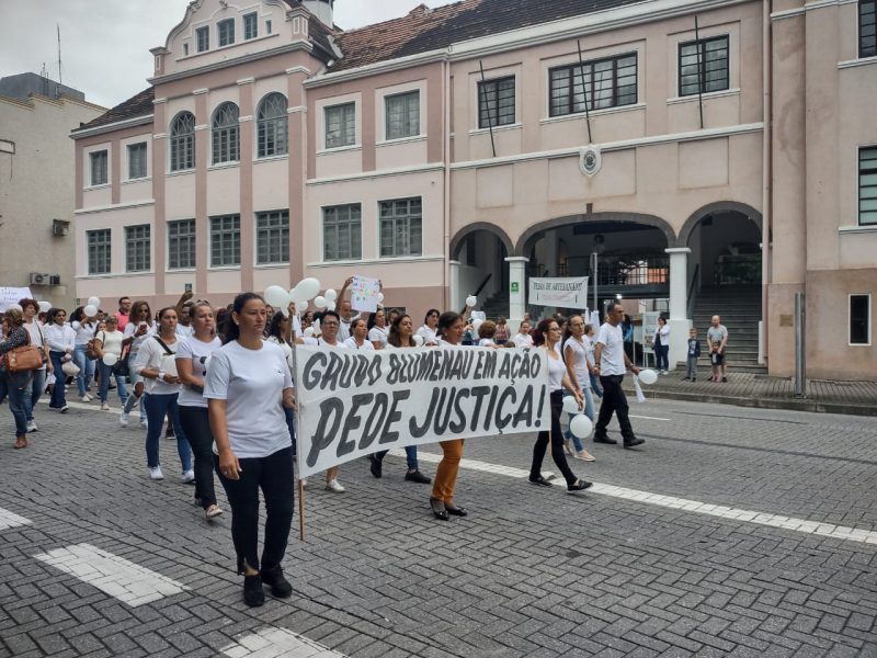 FOTOS: Grupo faz Marcha contra a Viol&ecirc;ncia e pela Paz em Blumenau – Foto: Fran Cardoso/Divulga&ccedil;&atilde;o NDTV