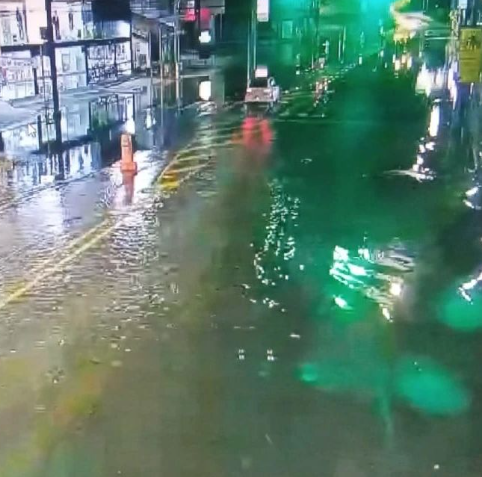Foto da maré alta registrada na madrugada deste domingo em Florianópolis