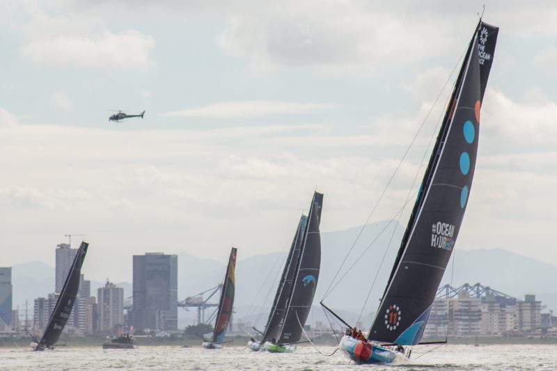 Barcos disputaram coloca&ccedil;&otilde;es na regata at&eacute; o &uacute;ltimo minuto – Foto: Bruno Golembiewski/ND