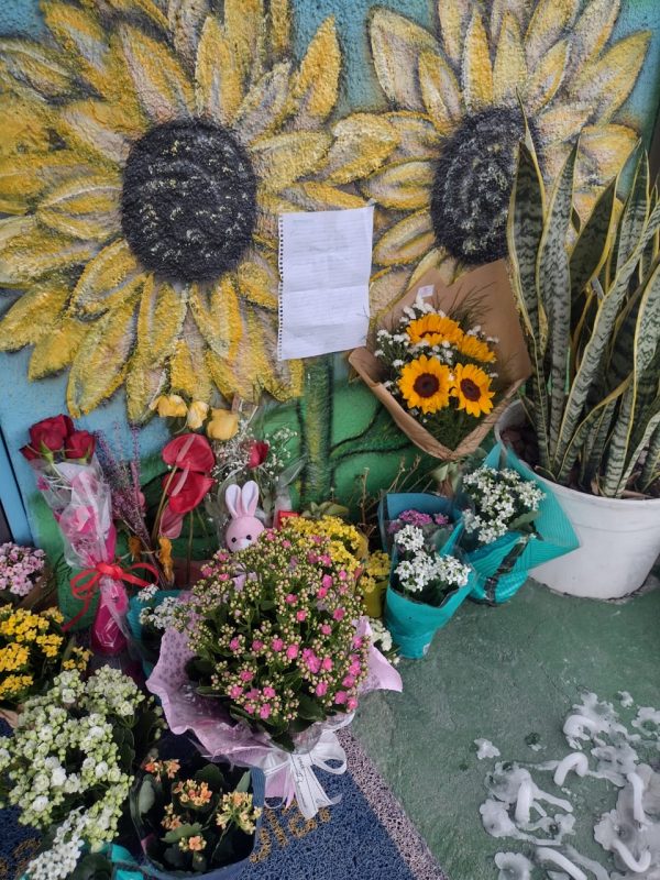 Flores s&atilde;o deixadas em frente &agrave; Creche Cantinho Bom Pastor em Blumenau – Foto: Franciele Cardoso/NDTV