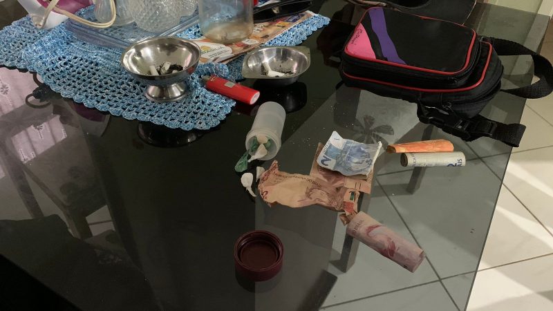 Drogas e dinheiro foram encontrados na casa dos suspeitos – Foto: Ricardo Rabuske/105FM/Reprodu&ccedil;&atilde;o