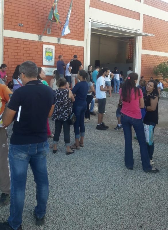 Moradores de Governador Celso Ramos protestam por segurança após jovem armado em escola