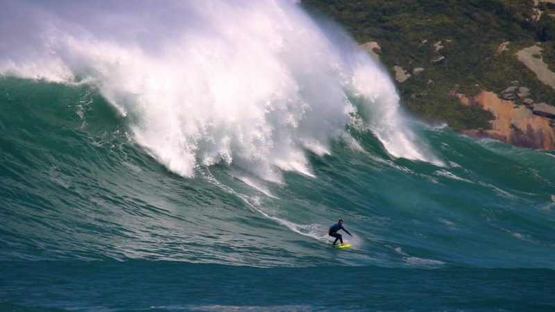 Paulo Moura em onda gigante registrada na Praia de Naufragados, em Florian&oacute;polis – Foto: humberto ferreira