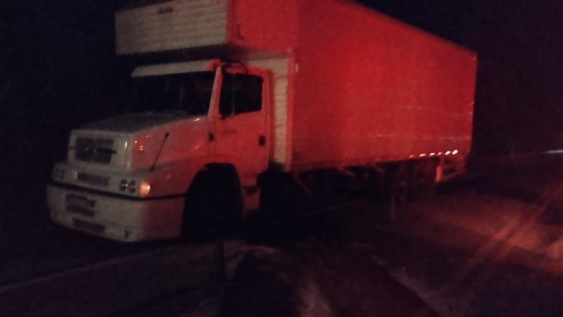 Caminhoneiro n&atilde;o sofreu les&otilde;es. – Foto: PMRv/Divulga&ccedil;&atilde;o/ND