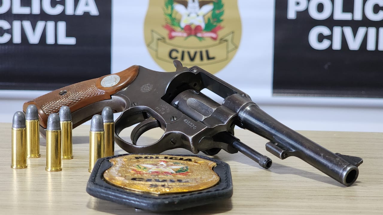 A gun was also seized.  - Civil Police/Reproduction/ND