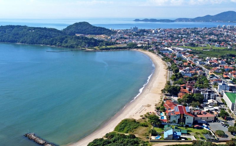 Praia Alegre, em Penha, em dia ensolarado