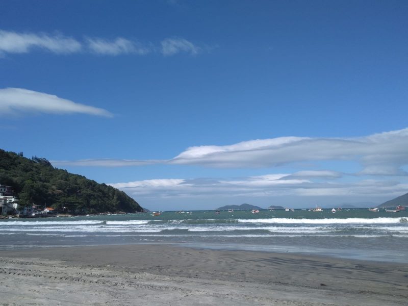 Praia do Pântano do Sul é eleita a praia mais poluída do Brasil em novo estudo