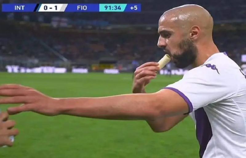 Sofyan Amrabat se alimenta no meio do jogo por conta do Ramad&atilde; – Foto: Calcio