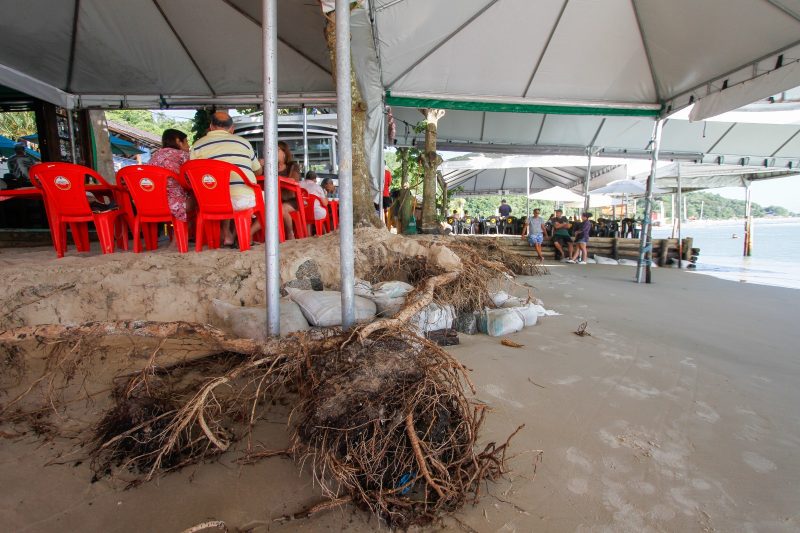 O restaurante do seu Luiz est&aacute; a perigo na Praia do Forte – Foto: Leo Munhoz/ND