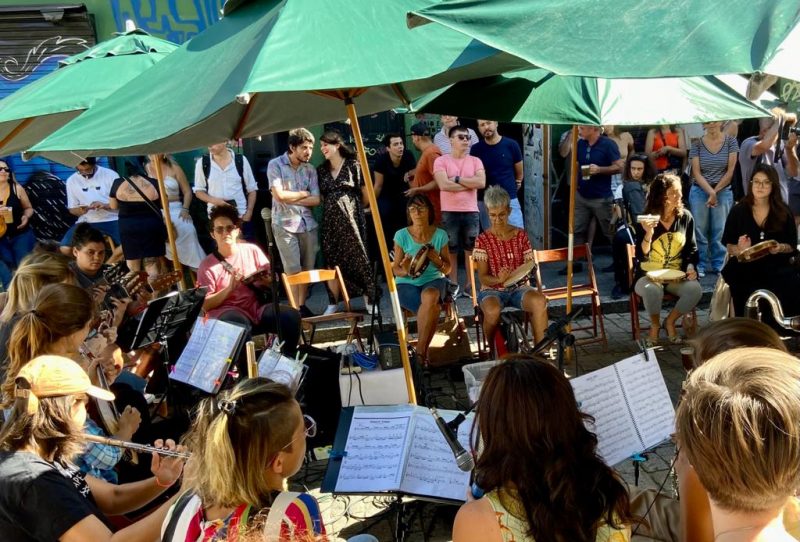 Grupo se re&uacute;ne todos os s&aacute;bados, &agrave;s 14h, na rua Victor Meirelles – Foto: Gabriela Ferrarez/ ND