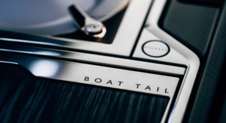 Na tentativa de deixar o veículo ainda mais único, os dizeres 'BOAT TAIL' estão encravados em algumas peças
- Divulgação/Rolls-Royce