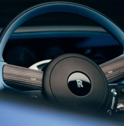 Como todo bom carro de luxo, o Boat Tail traz o logo da companhia estampado no volante
- Divulgação/Rolls-Royce