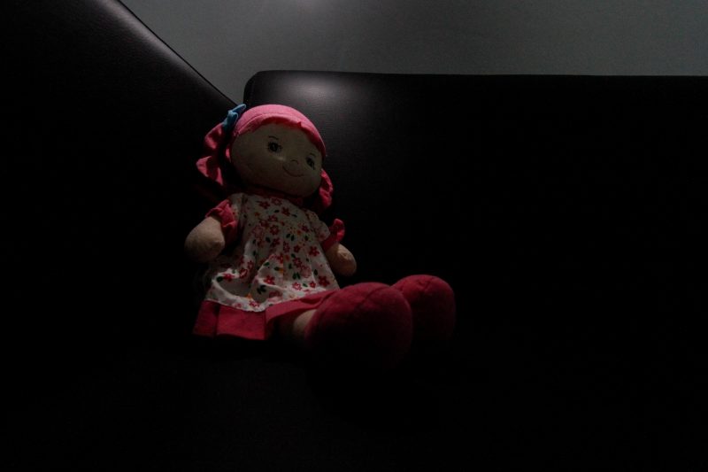 menina ficou sozinha em casa