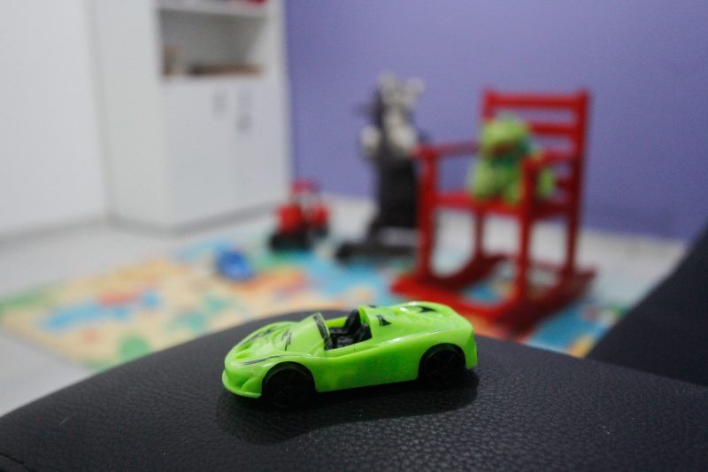 Jovem é estuprado desde 2022 em Itajaí; foto de carrinho e sala de brinquedos ilutra crime
