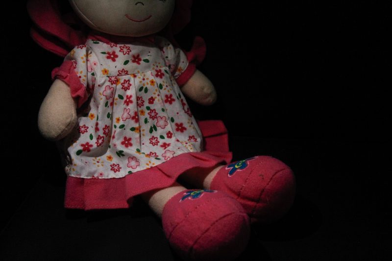 Imagem de boneca de pano ilustra estupro de vulnerável 