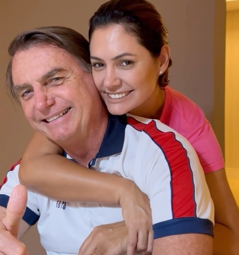Imagem mostra Michele abraçada a Bolsonaro