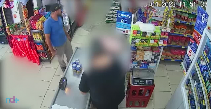 Dupla armada entra em mercado, rende funcion&aacute;rio e rouba dinheiro em SC – Foto: C&acirc;mera de seguran&ccedil;a / Reprodu&ccedil;&atilde;o ND